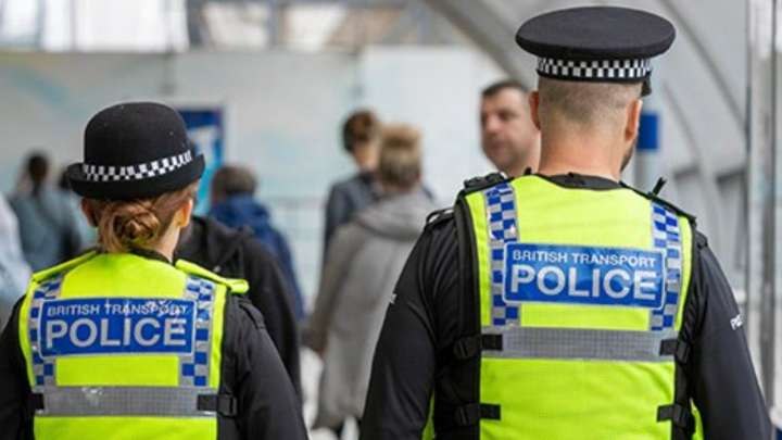 Los 2 Detenidos por Apuñalamiento en Tren que Iba a Londres son Británicos; Descartan Terrorismo