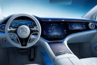 Mientras Mercedes llena sus coches con pantallas, el responsable de software lo tiene claro: los botones físicos son más eficientes
