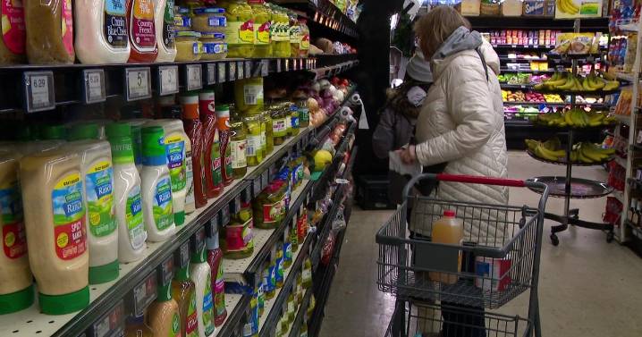 Last-minute shoppers grab Thanksgiving essentials ahead of holiday