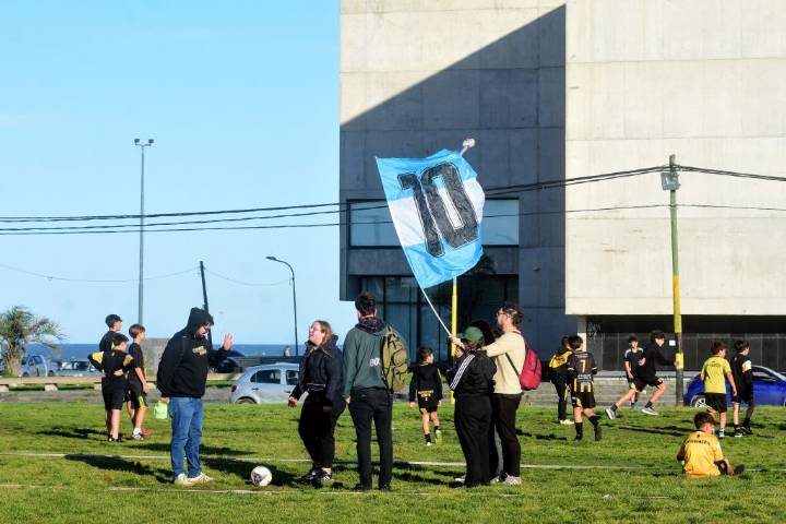 Se suman voces en rechazo a la venta de la “Canchita de los Bomberos”