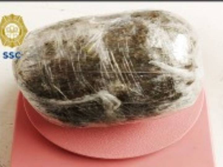 Mujer va de visita a reclusorio en CDMX, con 'cápsula' de mota entre sus piernas