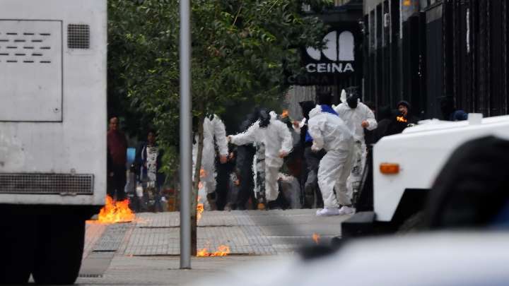 Encapuchados agredieron y lanzaron bencina a tres profesoras del Instituto Nacional