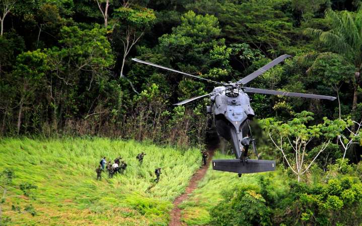 El comandante del Ejército defiende que los menores muertos en el bombardeo del Guaviare eran “un objetivo militar lícito que también asesina”