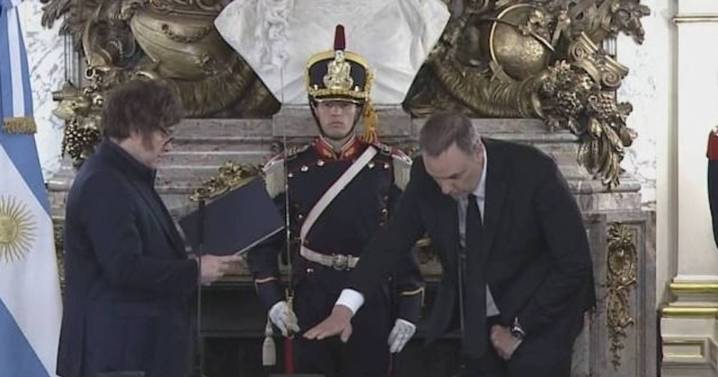 Javier Milei le tomó juramento a Manuel Adorni, quien asumió la Jefatura de Gabinete en lugar de Francos
