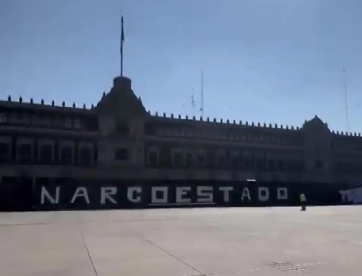 Jóvenes de la Generación Z protestan en el Zócalo y colocan enorme manta de “Narcoestado”