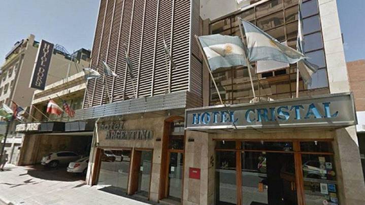 Cerró un hotel en el centro y hasta los huéspedes quedaron en la calle