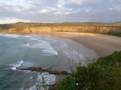Tiene dos playas en una, acantilados de cine, casi nadie la conoce y está en Cantabria