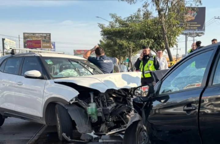 Choque de frente en operativo de contraflujo de López Mateos deja dos lesionados en Zapopan