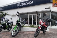 Jalisco quiere regular sus vehículos a toda costa: ahora te venderán placas y tarjeta de circulación junto con las motos
