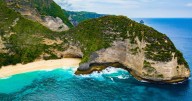 Así es Kelingking, la icónica playa de Bali que ve amenazada su belleza
