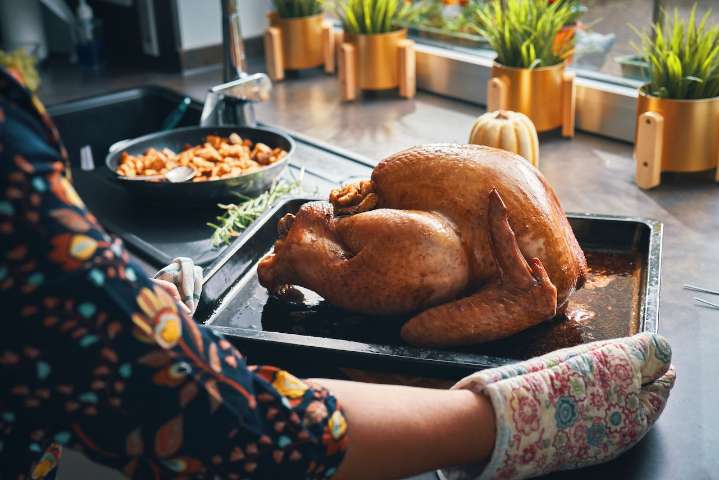 Miss Manners: Who should cook the Thanksgiving turkey?