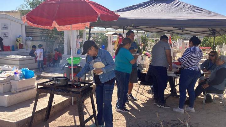 Familia González lleva hasta el asador al Panteón de Gómez Palacio