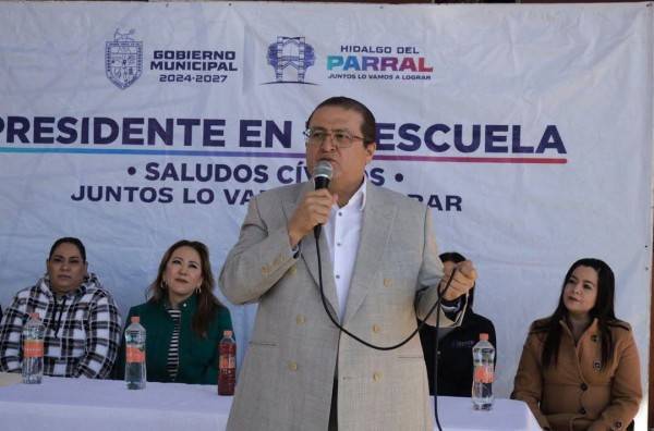 Encabeza alcalde de Parral  saludo cívico en Escuela Jesús Coello Avendaño