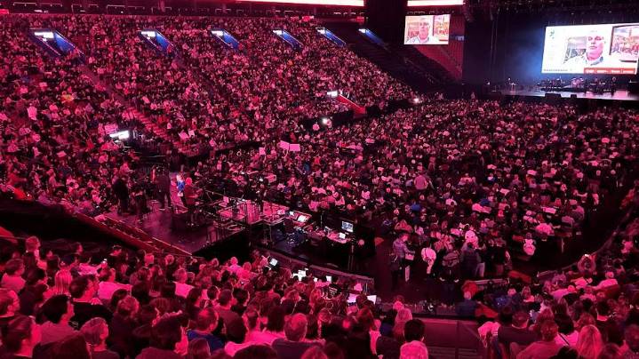 Thousands fill Bell Centre demanding Quebec suspend law reforming doctors' pay