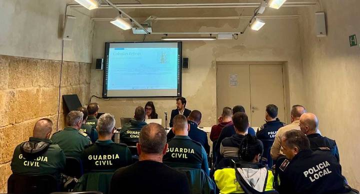 Conil arma a sus agentes con conocimiento para blindar el bienestar animal y el medio ambiente