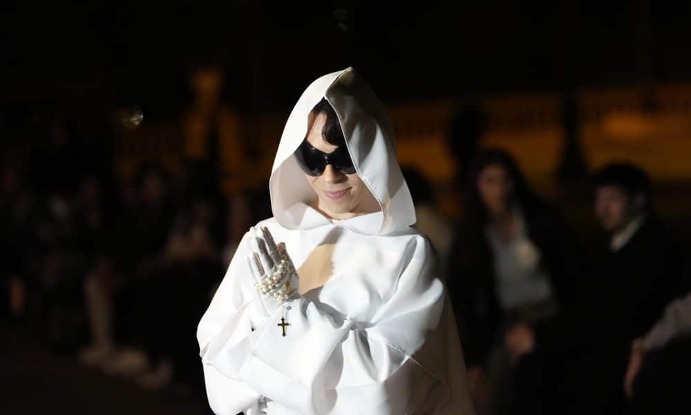 Rosalía se aparece en el MNAC para revelar su ‘Lux’ a Barcelona