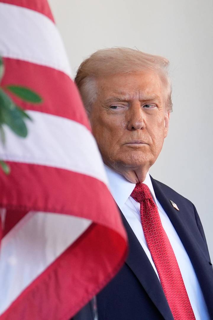 Trump establece mínimos de refugiados, priorizando sudafricanos blancos en admisiones