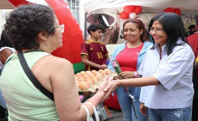 Delcy Rodríguez: "La economía comunal es el camino para derrotar el bloqueo imperial"