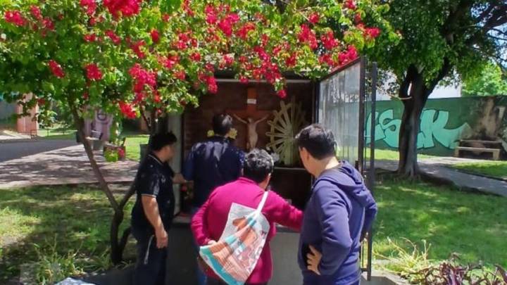 Vandalizaron una imagen de la Virgen de Luján frente a una comisaría de Liniers