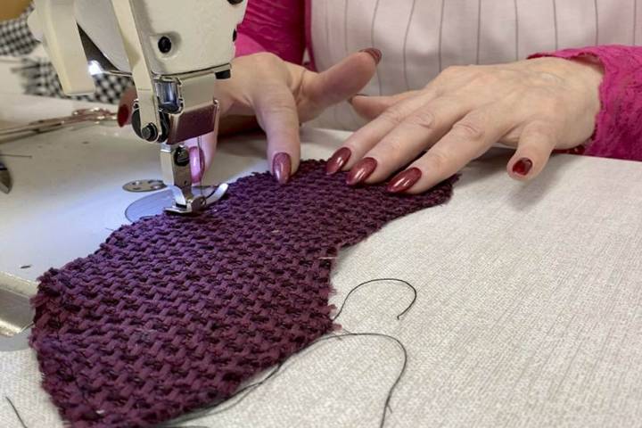 Mujeres latinoamericanas sobrevivientes en Madrid transforman cicatrices de la trata en futuros de moda