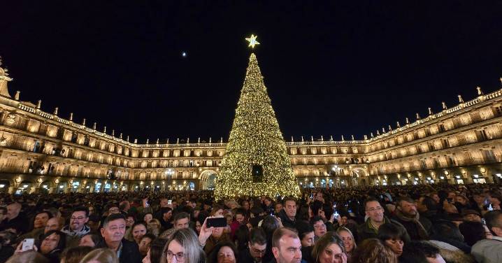 La Plaza Mayor de Salamanca se ilumina con “El Astronauta y la Estrella”: arranca la Navidad