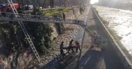 Bomberos rescatan a un hombre que fue lanzado al río Mapocho tras sufrir un asalto