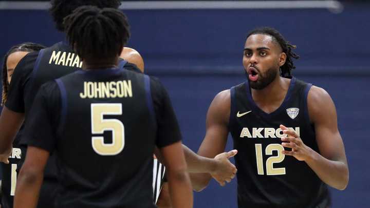 As revamped Zips learn each other, they start season with comeback win