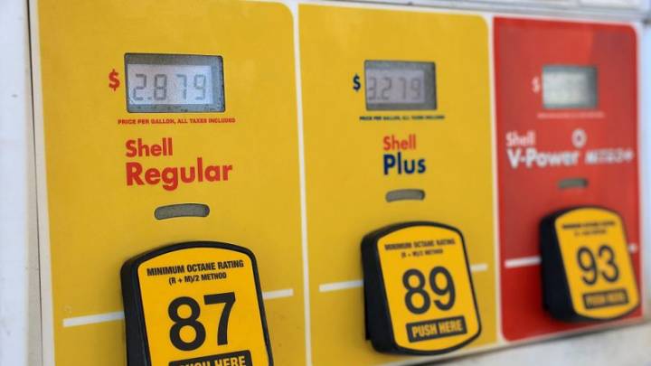 Gas prices drop below $3 per gallon, lowest since 2021