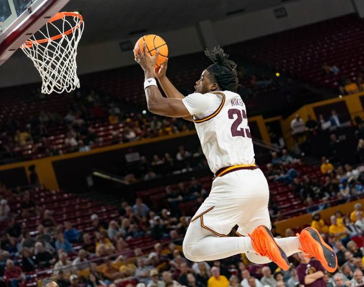 Deadspin | Arizona State overwhelms Hawaii down stretch to pull out win