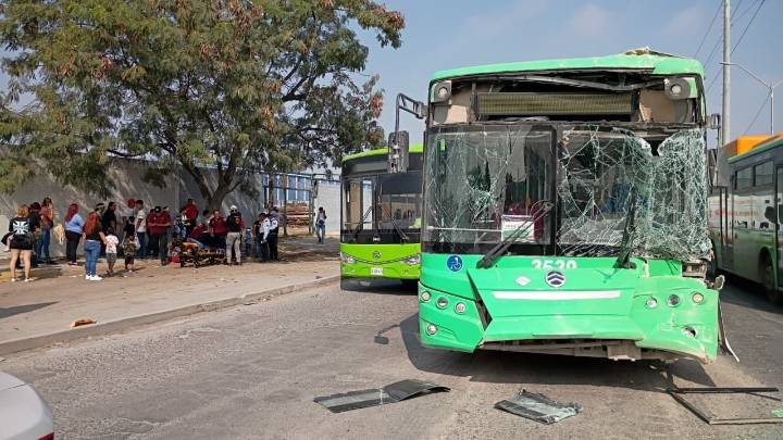 Choque entre dos camiones urbanos y un tractocamión deja 29 personas lesionadas
