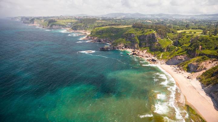Dos playas secretas a un paso de Gijón: ni San Lorenzo ni Poniente, estas son las joyas ocultas que casi nadie pisa