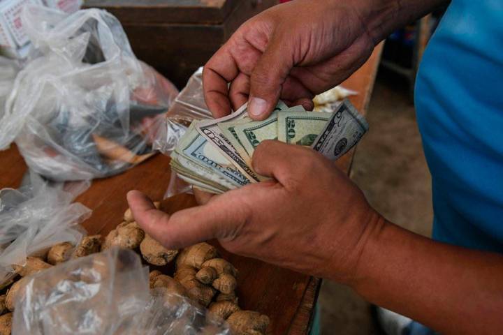 Ecoanalítica prevé inflación superior al 400% en 2025 tras el colapso del control cambiario