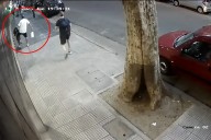 Un hombre le pegó una patada a una niña de siete años en plena calle: video