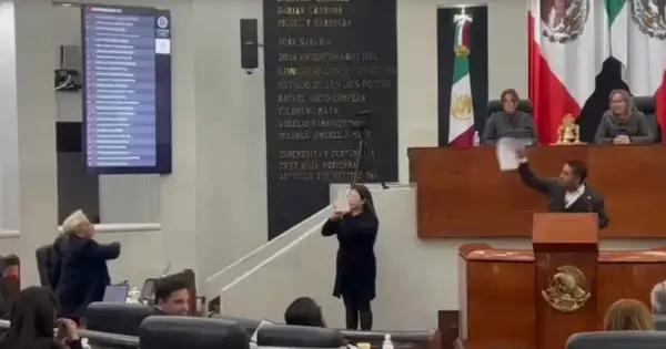 Video: Chocan Morena y PRI en Congreso por homicidio de alcalde de Uruapan