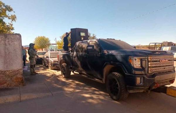 Aseguran camioneta con blindaje artesanal y base para arma calibre .50