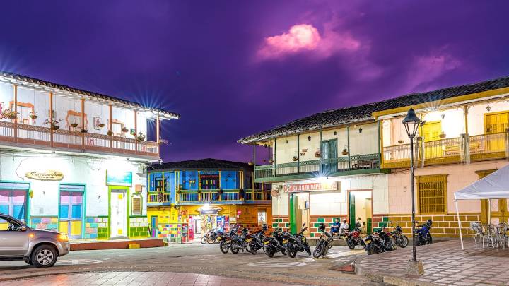 No es Jericó ni Concepción. El pequeño pueblo antioqueño que deslumbra con sus casas y balcones de colores, a dos horas de Medellín