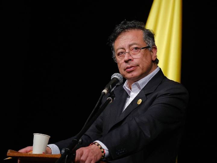 Petro bajo fuego por pagar a un club de striptease en Lisboa