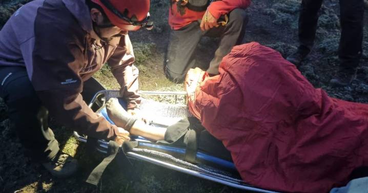 Rescate en el parque Lanín: una turista se fracturó mientras descendía un cerro y tuvo que ser evacuada en camilla