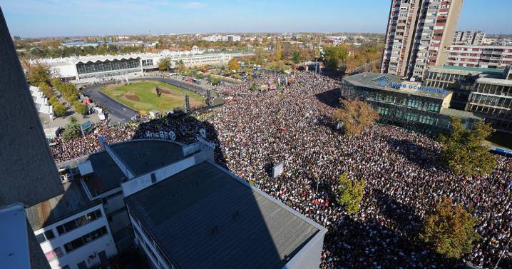 Serbia conmemora con una gran manifestación el aniversario del mortal desastre en estación de tren