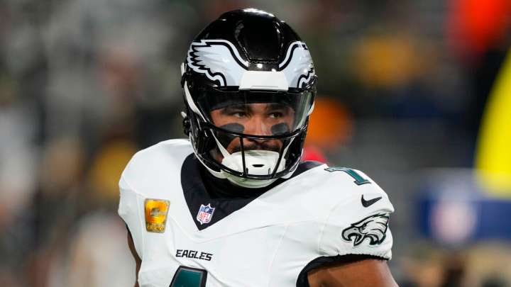 Eagles icon defends Jalen Hurts amid criticisms, offensive struggles