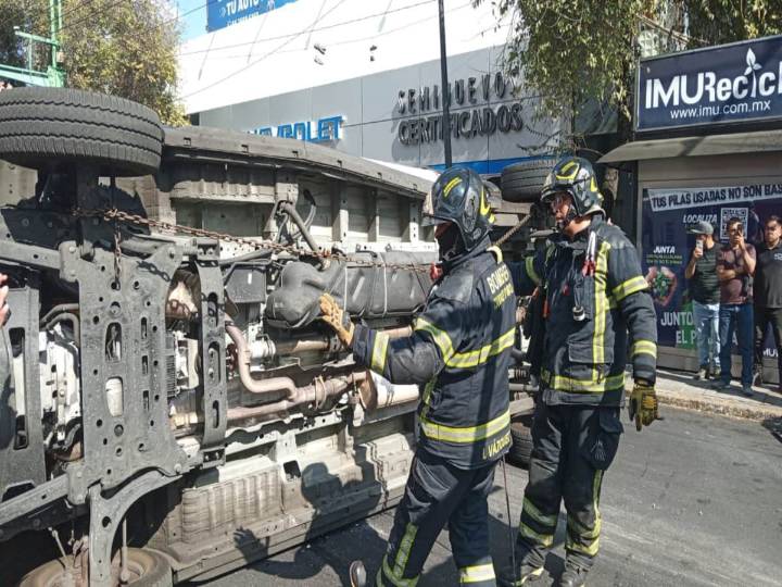 Ambulancia de Protección Civil vuelca en colonia Doctores
