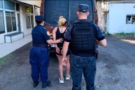 Mujer fue detenida por atacar a un policía para ayudar a escapar a un delincuente armado