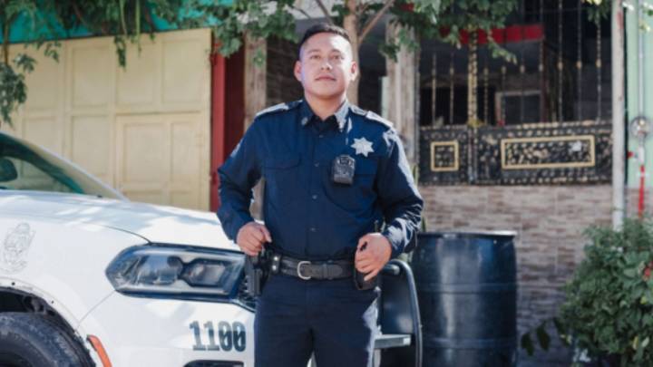 Reconocen a policía que salvó a una bebé y a un perrito de un incendio en San Pedro