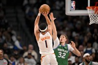 Deadspin | Devin Booker, Suns handle Mavs in 4th straight win