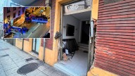 Un camión vuelca en una calle de Oviedo, deja un trabajador herido y destroza un portal: "Estábamos durmiendo cuando oímos un ruido muy fuerte"