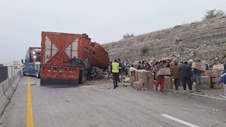 Rapiña en volcadura de torton cargado con huevo