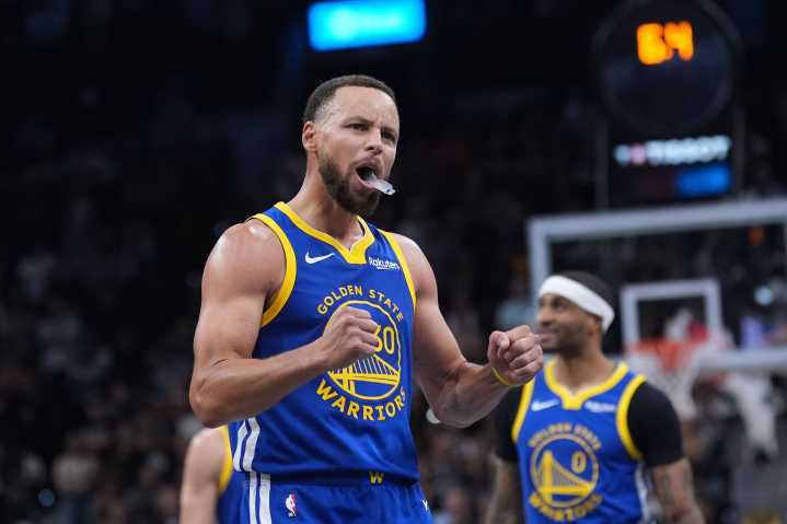 Curry guía remontada y empata récord histórico de Michael Jordan