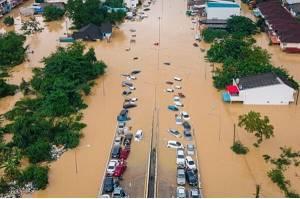 Dejan inundaciones 900 muertos en Indonesia, Tailandia y Sri Lanka