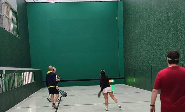 El verde esperanza del frontón de Almafuerte, que hoy va en busca del título en parejas