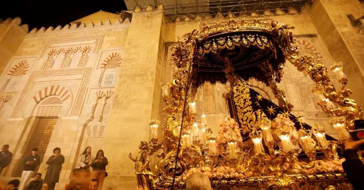 Ánimas celebra el 50 aniversario de la Virgen de las Tristezas por las calles de Córdoba, en imágenes